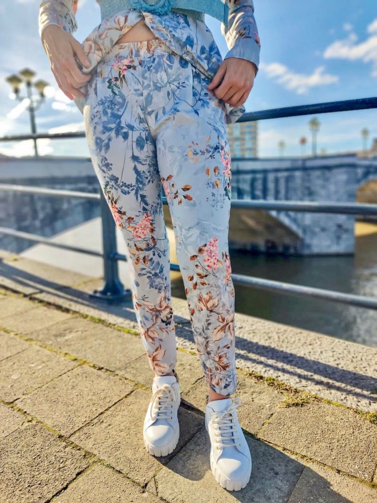 Pantalon Bleu Fleuri