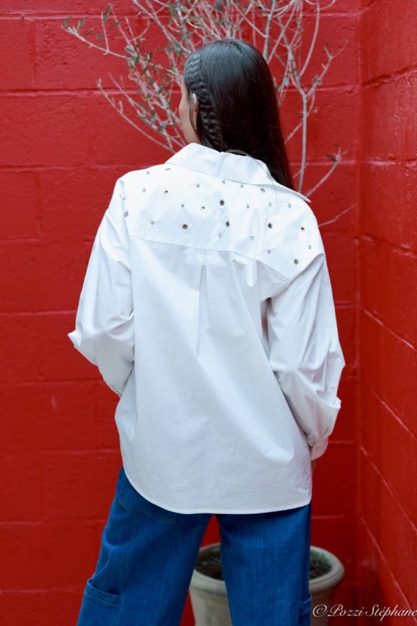 Chemisier Over a rivets et strass blanc