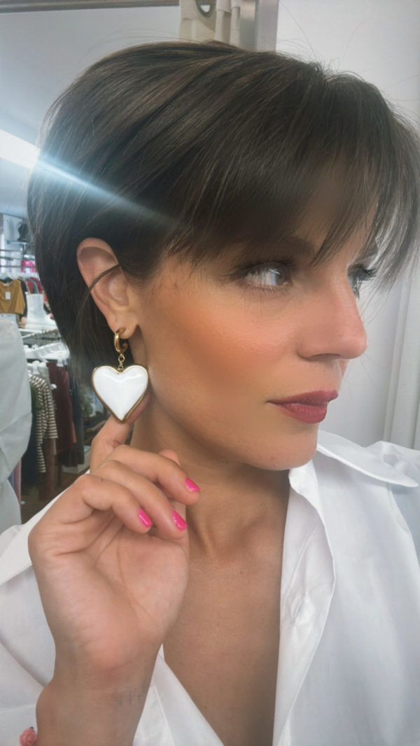 Boucles d'oreilles cœur émaillé blanches – Image 3