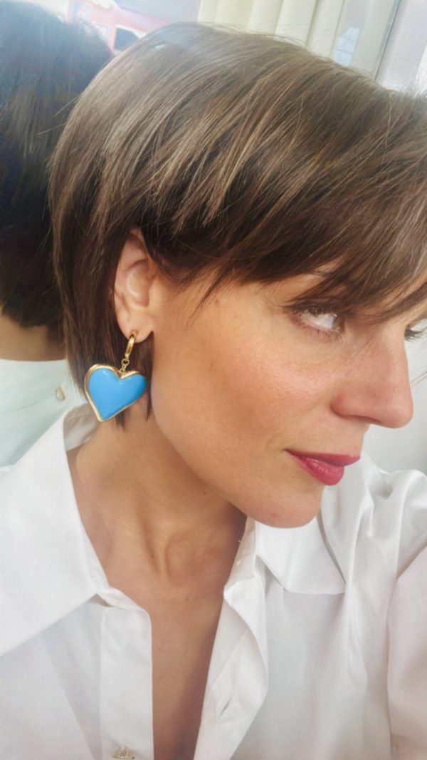 Boucles d'oreilles cœur émaillé bleues – Image 4