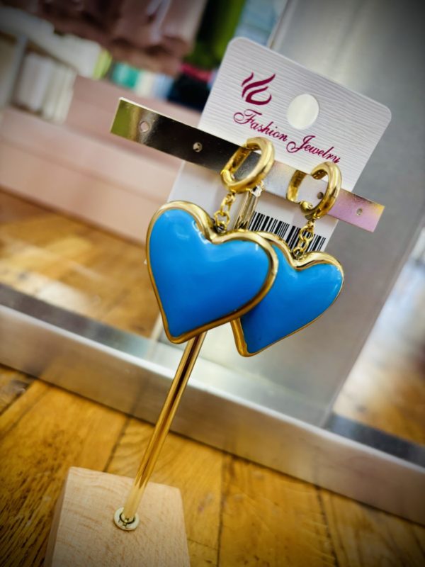 Boucles d'oreilles cœur émaillé bleues – Image 2