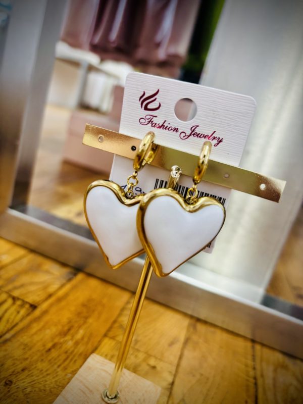 Boucles d'oreilles cœur émaillé blanches – Image 2